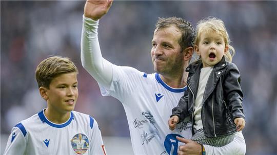 Beim Abschied von Rafael van der Vaart vom HSV war Damián 2019 noch ein Kind. Auf Papas Arm zudem Tochter Jeslyn.