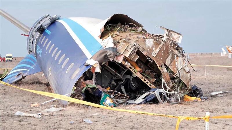 Baku geht von russischem Treffer auf Flugzeug aus Beim Absturz der Maschine der Azerbaijan Airlines in Kasachstan kamen nach offiziellen Angaben 38 Menschen ums Leben, 29 überlebten teilweise schwer verletzt.