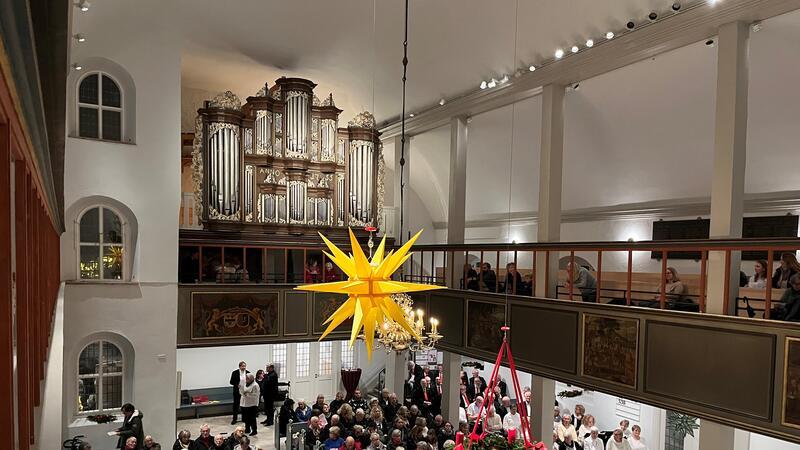 Beim Advents- und Weihnachtssingen blieb die Orgel der grundsanierten Liebfrauenkirche in Horneburg am Sonntagabend still. Im Februar soll der Orgelbauer anrücken.