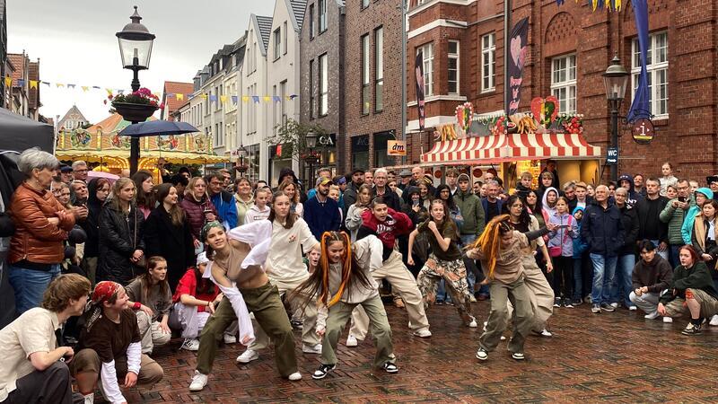Buxtehuder Tanzhaus bringt Salsa und Hip-Hop in die Stadt Trotz Regenwetter sind die jungen Tänzerinnen und Tänzer von B-Nation auf dem Rathausplatz umringt von Zuschauern.