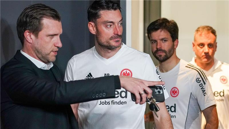 Beim Amtsantritt von Albert Riera war zwischen ihm und Sportvorstand Markus Krösche (l) noch alles gut. (Archivbild)
