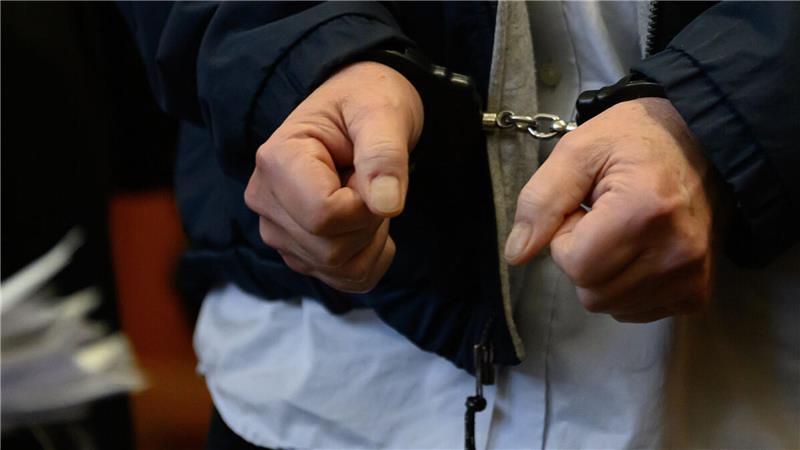 Beim Anlegen der Handschellen soll einer der Verurteilten im Prozess wegen eines brutalen Überfalls in Hechthausen ausgerastet sein.