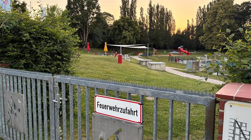 Mindestalter, Fotos, Rauchen: Das gilt ab sofort im Horneburger Freibad Beim Anlieferungstor des Freibads ist seit kurzem eine Raucherzone eingerichtet.