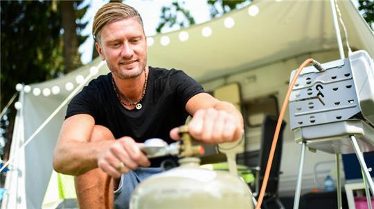 Beim Anschließen einer Gasflasche sollte man darauf achten, dass der Dichtring vorhanden ist und das Ventil per Hand festgezogen wird, um Beschädigungen zu vermeiden. 