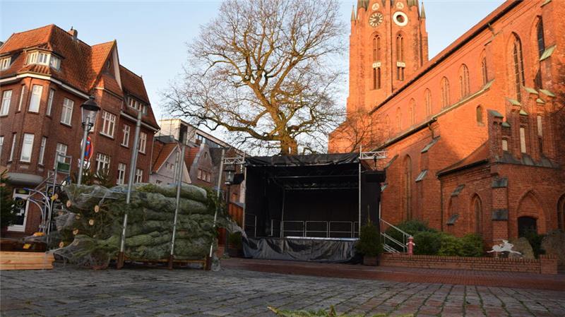 Beim Aufbau des Weihnachtsmarkts am Dienstag zeigt sich der St.-Petri-Platz noch kahl. Die Bühne steht jedoch schon. Ein künstlicher Wald aus Tannenbäumen ist vorgesehen.