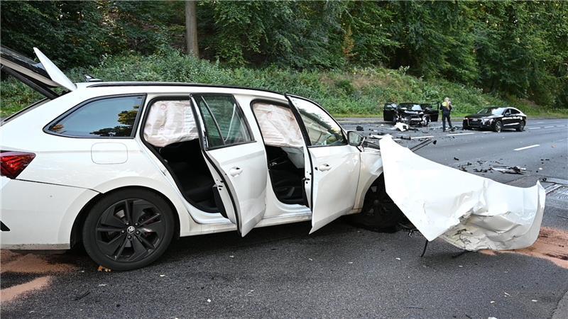 Beim Auffahren auf die Cuxhavener Straße kollidiert ein Autofahrer mit einem Pkw, der von der Wucht des Aufpralls in den Gegenverkehr geschleudert wird.