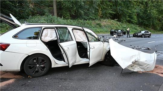 Beim Auffahren auf die Cuxhavener Straße kollidiert ein Autofahrer mit einem Pkw, der von der Wucht des Aufpralls in den Gegenverkehr geschleudert wird.