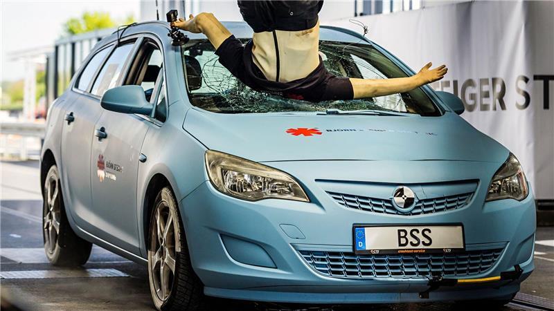 Beim Aufprall versplittert die Windschutzscheibe des heranfahrenden Autos. 