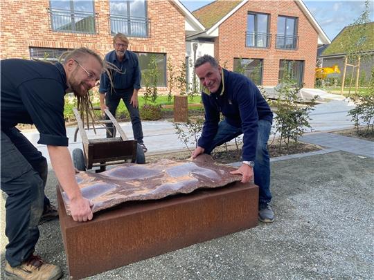 Beim Aufstellen der Werke hat Künstler Thomas Werner Kurator Matthias Weber und Helfer Philipp Ebeling an der Seite (von rechts). Foto: Weselmann