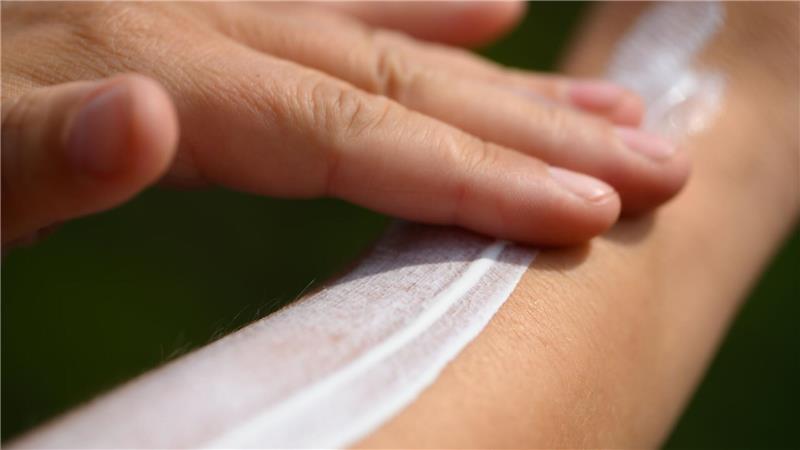 Schattenseiten der Sonne: So schützt man sich richtig vor Hautkrebs Beim Auftragen der Creme sollte man nicht sparsam sein. (Symbolbild)