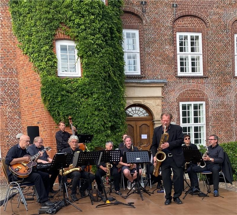 Beim Auftritt auf Schloss Agathenburg hat der harte Kern von Soundtrain zeigen können, dass trotz Musikerschwund noch ordentlich Dampf auf dem Band-Kessel ist. Foto: Waltraud Hoins