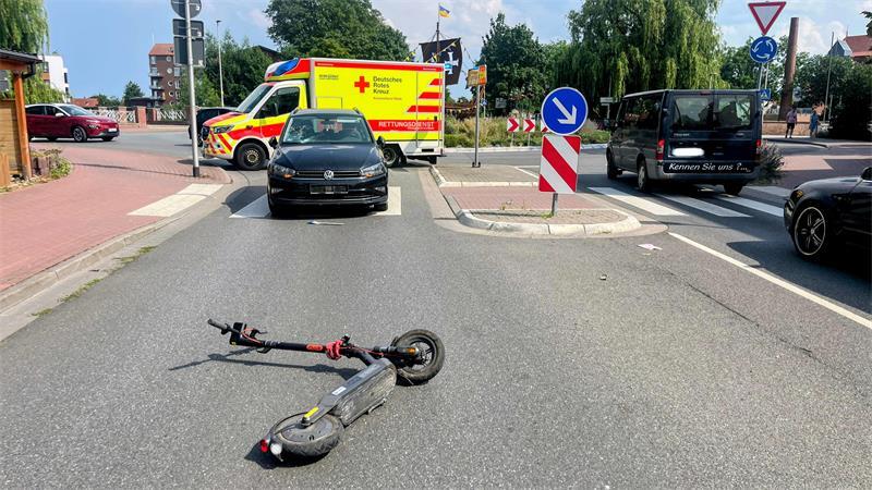 Beim Ausfahren aus einem Kreisel kollidierte eine VW-Fahrerin mit einer Jugendlichen auf einem E-Scooter.