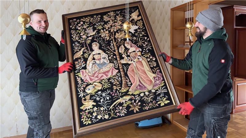 Beim Ausräumen von Häusern und Wohnungen stoßen Meik Mroz und Niklas Pontow häufig auf allerlei Kuriositäten - wie dieses riesige gestickte Wandbild.