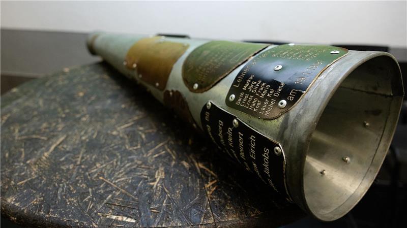 Swipen war gestern - Tröten ist heute Beim Ausrufen hilft ein zweiter junger Erwachsener beim Halten.