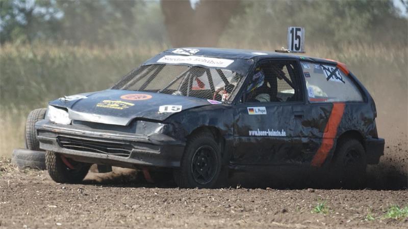 Rasante Autocross-Rennen für Kinder und Profis in Mulsum Beim Autocross-Rennen gehen veränderte Serienfahrzeuge an den Start.