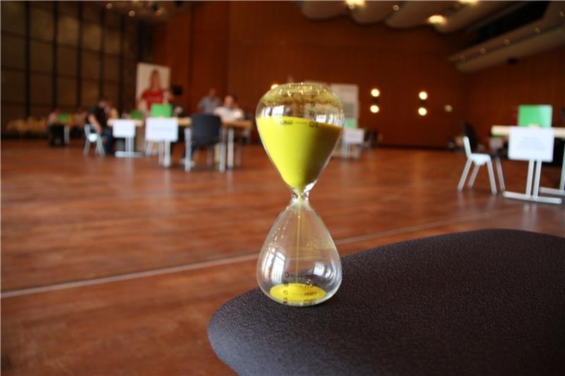 Beim Azubi-Speed-Dating haben Betriebe und Bewerber zehn Minuten Zeit, um sich kennenzulernen. Dann wird gewechselt und der Bewerber kann beim nächsten Arbeitgeber weitermachen. Foto: IHK