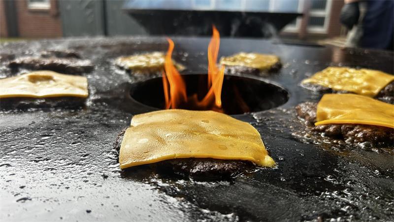 Raffinesse vom Rost: Wie die Barbecue-Fans für Grill-Genuss sorgen Beim BBQ-Festival grillen Sascha Kensik und Laurent von Borstel Smash-Burger auf der Platte am Stand von Oste-Wagyu. „100 Prozent Wagyu-Fleisch aus eigener Zucht vom Hof Meyer in Oberndorf“, sagt Kensik.