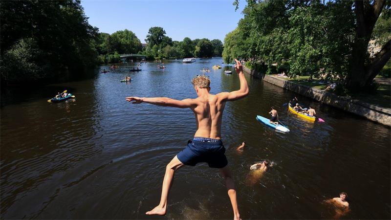 Beim Baden in den Hamburger Gewässern steigen aufgrund der Hitze die gesundheitlichen Risiken. (Archivbild)