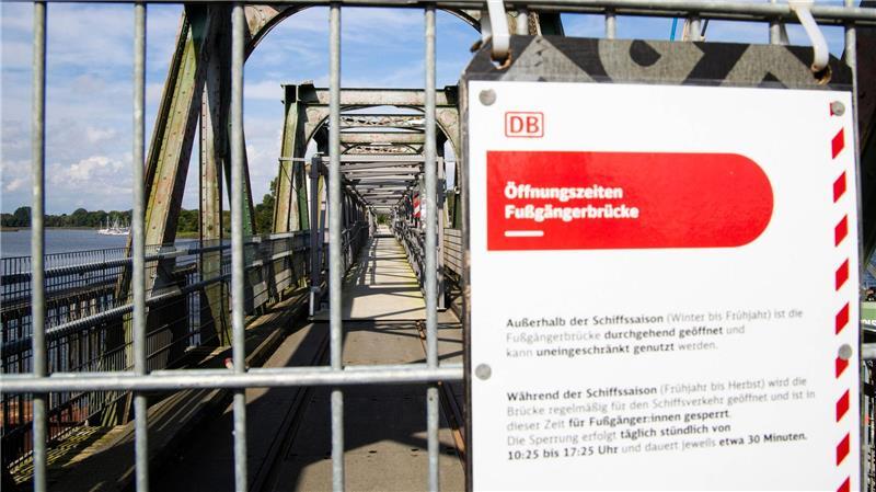 Beim Bau der neuen Brücke kam es zu Verzögerungen - sie soll nun zum Ende des Jahres 2027 in Betrieb gehen. 