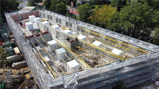 Beim Bau des Apartmenthauses für Auszubildende der Haspa in Hamburg-Altona wurden industriell gefertigte Bäder in die Etagen eingelassen. Dieses teilweise serielle Bauen trug zu geringeren Baukosten bei.