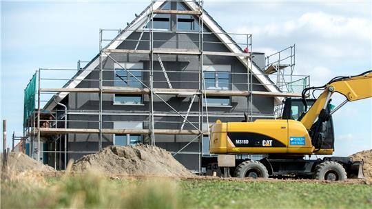 Beim Bau von klimafreundlichen Häusern kann man Hilfe vom Staat bekommen. (Archivbild)
