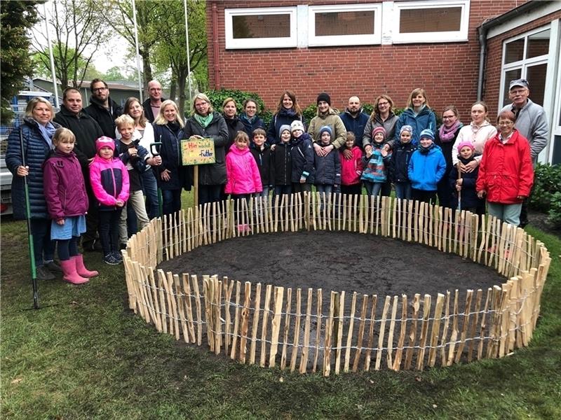 Beim Bienenaktionstag der Schule Hammah entstanden Pflanzinseln. Foto Grundschule