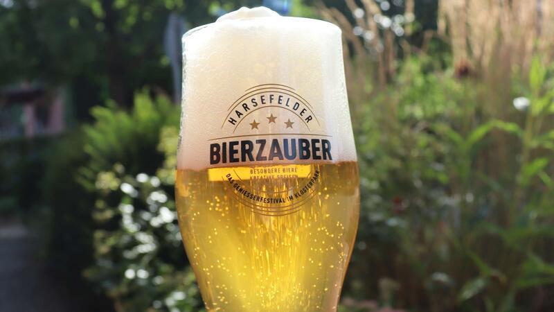 Beim Bierzauber in Harsefeld heißt es: Prost und Gläser hoch.