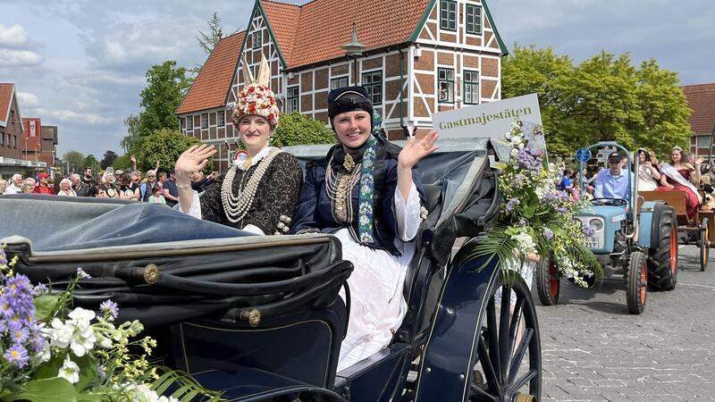 Plattdeutsch und Lehramt: Das ist die neue Altländer Blütenkönigin Linn Schuback Beim Blütencorso zeigen sich die Altländer Blütenkönigin Linn Schuback aus Mittelnkirchen und ihre Vorgängerin Anna-Sophie Sietas ihrem Volk.