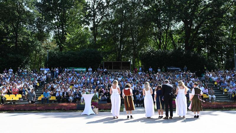Beim Blütenfest im ostfriesischen Wiesmoor wählt das Publikum die neue Blütenkönigin und zwei Prinzessinen. Drei junge Frauen bilden das neue Blütenkönigshaus. 