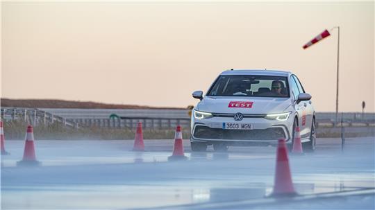 Beim Bremstest auf nasser Fahrbahn wurde eine Vollbremsung bei einer Geschwindigkeit von 80 km/h durchgeführt.