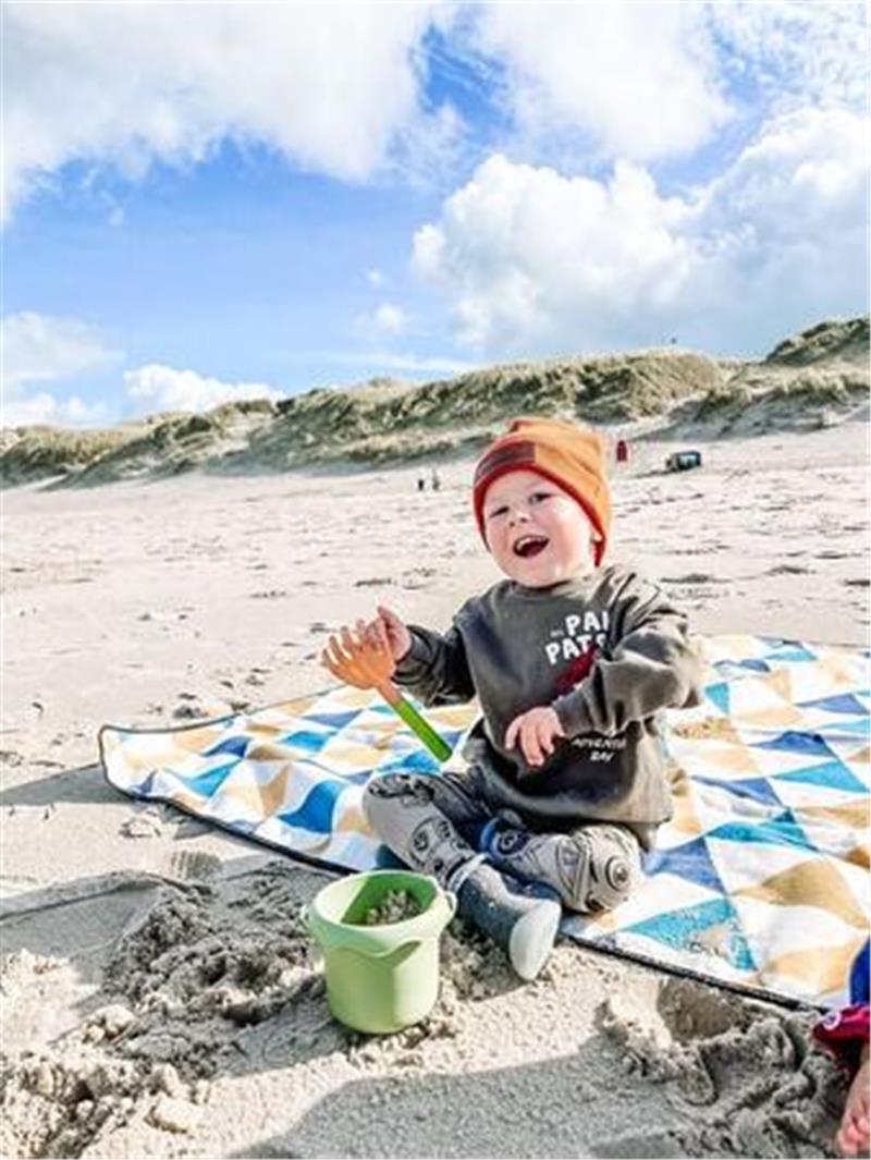 Beim Buddeln am Strand blüht Theo auf. Seine Eltern Berit und Marcel versuchen dem Jungen, der an einer spinalen Muskelatrophie leidet, einen möglichst positiven Lebensweg zu ermöglichen.