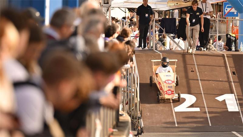 Beim Bürgerfest war ein buntes Programm geboten - unter anderem ein Seifenkistenrennen.