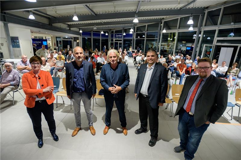 Unbequeme Fragen: So lief der TAGEBLATT-Talk in Buxtehude Beim Bürgermeister-Talk im Autohaus Tobaben (von links): Katja Oldenburg-Schmidt, Michael Lemke, Wolfgang Stephan, Benjamin Koch-Böhnke und Clemens Ultsch. Foto: Jan Iso Jürgens