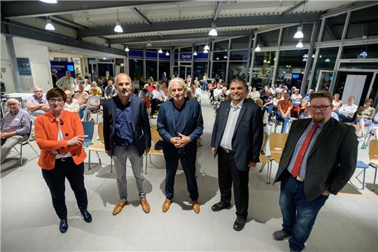 Beim Bürgermeister-Talk im Autohaus Tobaben (von links): Katja Oldenburg-Schmidt, Michael Lemke, Wolfgang Stephan, Benjamin Koch-Böhnke und Clemens Ultsch. Foto: Jan Iso Jürgens