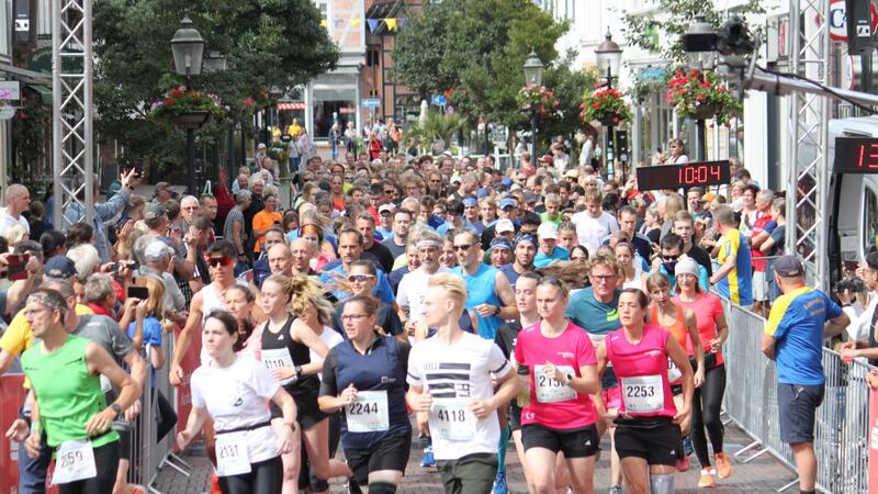 Beim Buxtehuder Altstadtlauf ist in der Breiten und Langen Straße rund um das Rathaus immer ordentlich Stimmung.