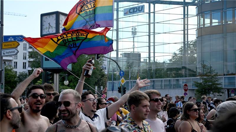Beim CSD wird für Vielfalt, Menschenrechte und den Schutz von Minderheiten demonstriert.