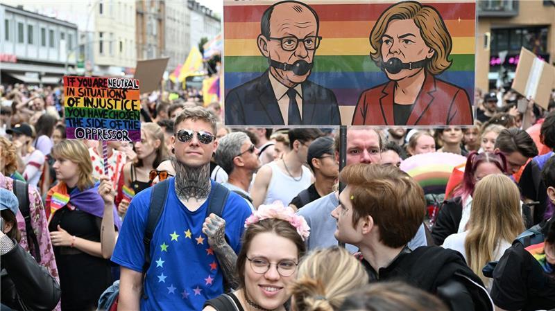 Julia Klöckner hisst die Regenbogenflagge - einmal im Jahr Beim Christopher Street Day (CDS) in Berlin trugen einige Teilnehmer satirische Plakate, auf denen Bundeskanzler Friedrich Merz (CDU) und Bundestagspräsidentin Julia Klöckner (CDU) zu sehen waren. (Archivfoto)