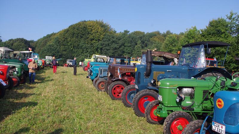 Historische Dampfmaschinen und Traktoren im Freilichtmuseum am Kiekeberg Beim Dampf- und Traktorentreffen am Kiekeberg kommen viele historische Fahrzeuge zusammen.
