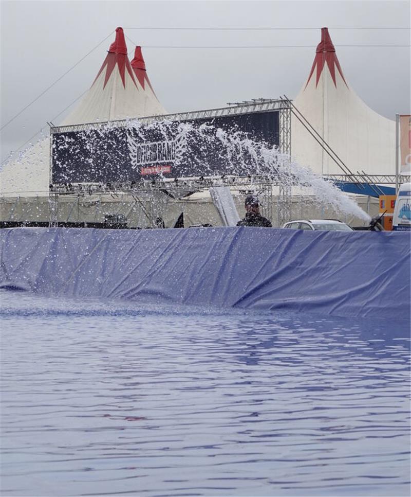 Es ist eins der größten Festivals Deutschlands: Das Deichbrand 2023 in Zahlen Beim Deichbrand 2019 wird der XXL-Pool mit über 1200 Kubikmetern Wasser befüllt. Archivfoto: Kolbenstetter