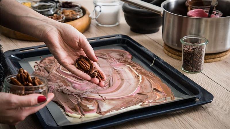 Süßes selbst gemacht: So werden Sie zum Chocolatier Beim Dekorieren der Schokolade sind der Fantasie keine Grenzen gesetzt.
