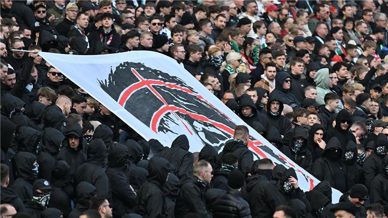 Beim Derby im März vergangenen Jahres zeigten Fans von Hannover 96 ein Plakat mit Innenministerin Daniela Behrens im Fadenkreuz. (Archivbild)