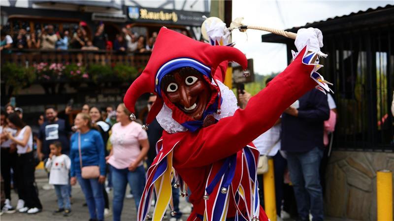 Beim Deutsch-Venezolanischen Festumzug im Rahmen der Karnevalsfeiern in Colonia Tovar ziehen Jokilis durch die Straßen. 
