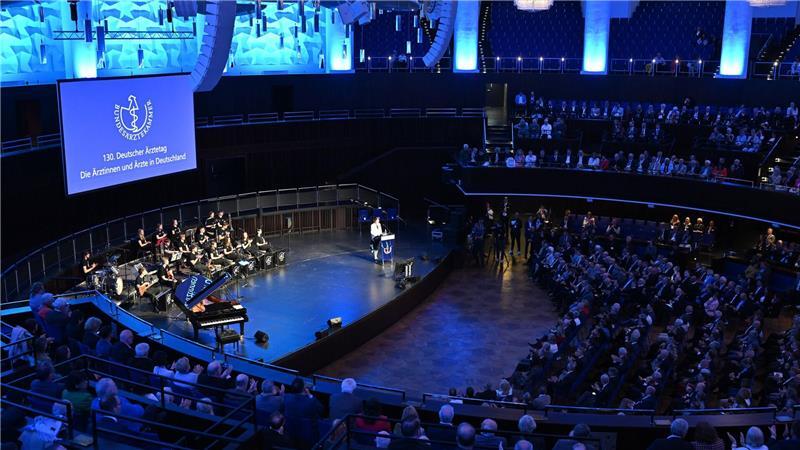 Ärztetag fordert Social-Media-Verbot bis 16 Jahre Beim Deutschen Ärztetag beraten Delegierte und Gäste in Hannover über aktuelle Herausforderungen im Gesundheitswesen.