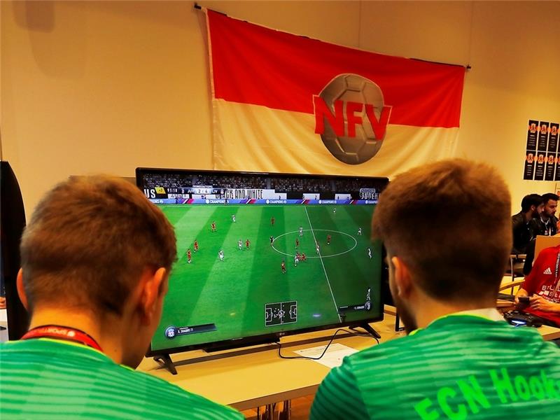 Kreis Stade hat jetzt eine E-Football-Kreisliga Beim E-Football-Kreispokal am Sonnabend spielen Zweier-Teams das Fußballsimulationsspiel „Fifa“ auf der Play Station gegeneinander. Foto: NFV/Zwing