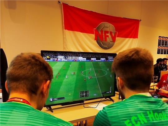 Beim E-Football-Kreispokal am Sonnabend spielen Zweier-Teams das Fußballsimulationsspiel „Fifa“ auf der Play Station gegeneinander. Foto: NFV/Zwing
