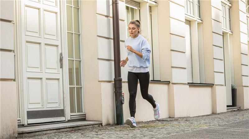 So halten Sie sich mit Sport auch im Winter fit Beim Einatmen durch die Nase werden die Luft erwärmt, Reizungen reduziert und die Schleimhäute geschont.