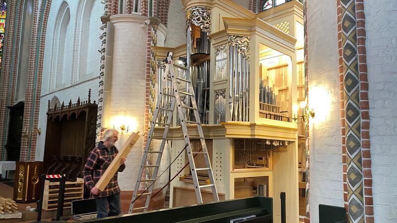 Beim Einbau der neuen Chororgel in der Buxtehuder St.-Petri-Kirche gibt es vor Ort noch alle Hände voll zu tun