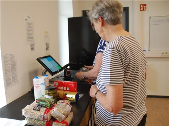 Beim Einkaufen im Sauensieker Dorfladen halten die Kunden die Waren selber an den Scanner. Fotos: Laudien