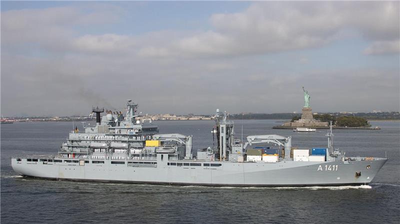 Weihnachtsstimmung auf der „Berlin“ mit Grinch und Stollen Beim Einlaufen in New York kam die „Berlin“ an der Freiheitsstatue vorbei.