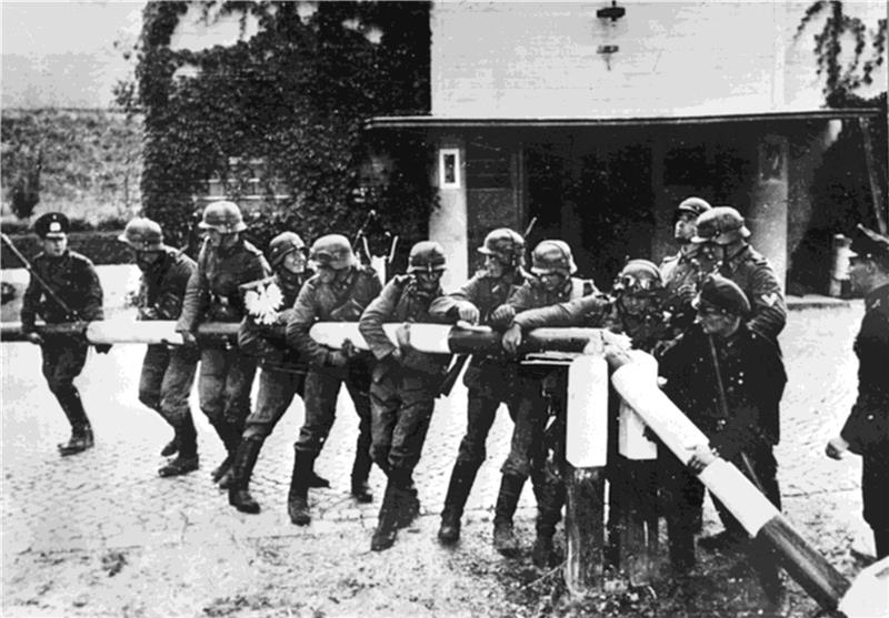Beim Einmarsch deutscher Truppen in Polen am 1. September 1939 reißen Soldaten der deutschen Wehrmacht einen rot-weißen Schlagbaum an der deutsch-polnischen Grenze nieder. Foto: dpa